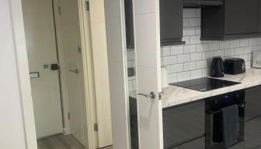 Lovely Modern studio flat with jacuzzi bath free parking - Foto 5