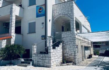 Sun n' Fun Apartments with Pool - Photo 8