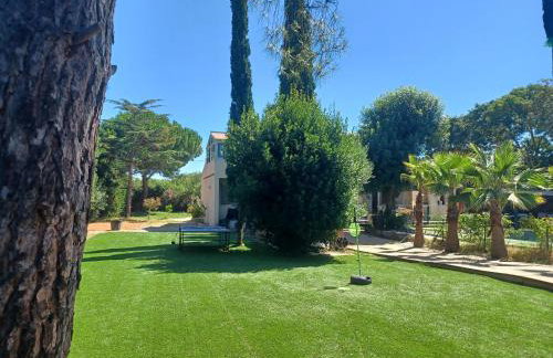 Magnifique villa avec piscine 10x5 m sur 1800m2 de terrain avec parking privatif cuisine recente equpee 3 chambres dont 2 parental au rdc avec wc separe pas de vis à vis terrain de petanque bbq climatisation jeux enfants - Photo 17
