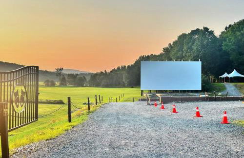 Luxe Modern Lakefront Oasis - Hot Tub, Sunset Views, Pet & Family Friendly! Close to UMF! - Foto 64