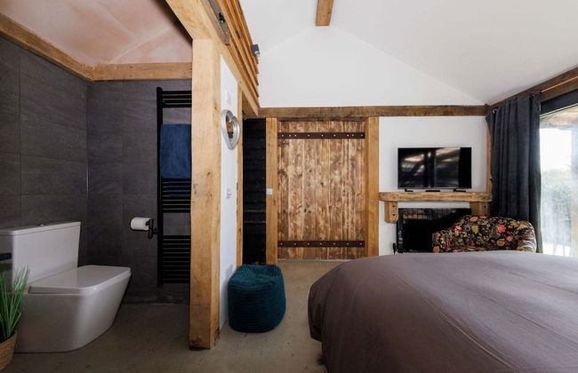 Romantic Countryside Lodge With Hot Tub - Photo 13