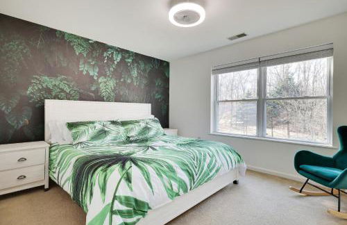 Stunning Poconos Villa- Hot Tub, Pool, Game Room, BBQ & more - Foto 44