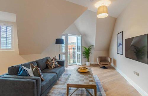 Spacious Luxury Penthouse, 2BR, Private Parking - By Tempstay - Photo 13