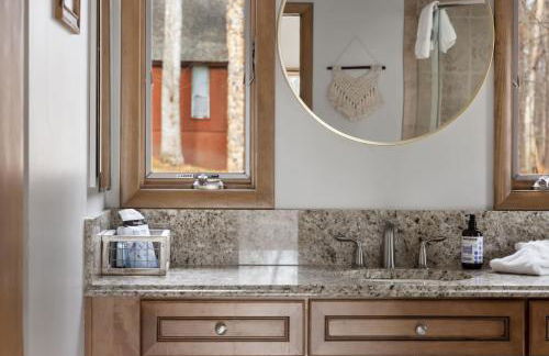 Two Cabins Retreat in Woods Resort - Dog-Friendly - Foto 31