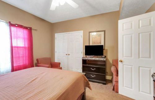 6BR Home • Spacious Yard + Grill • Peaceful Suburb - Foto 17