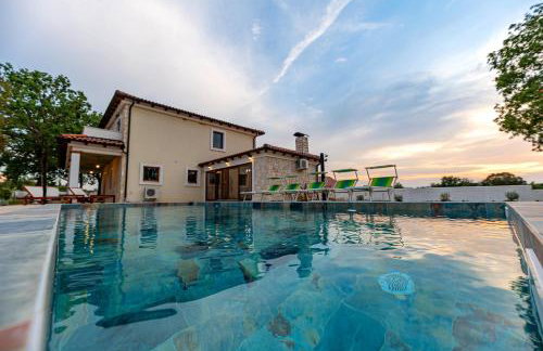 Villa Pietro with a heated Saltwater pool - Photo 7