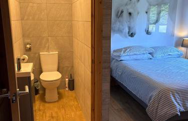 King Richard's Luxury Lodge - Sleeps up to 8, Hot Tub Hire,Near Sherwood Forest at Fairview Farm in Nottingham and great for Wedding Groups,Brides and Bridesmaids ,Hen Do,Family Gatherings & Corporate events,Large Garden,Dog Friendly,Great Views - Foto 3
