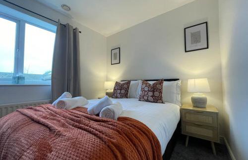 Ashford 4-Bed Townhouse with Garden and Parking - Foto 27