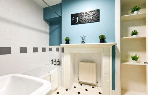 Central Canterbury Gem New Refreshed Decor Sunny Deck Outdoor Furniture FREE Parking 2BR 2BA TOP Location - Foto 15