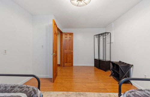 Spacious Accessible Waterfront Retreat with Hot Tub - Foto 38