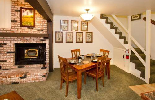 St Anton Wooded View 2-Bedroom Condos with Ski Lockers - Foto 21