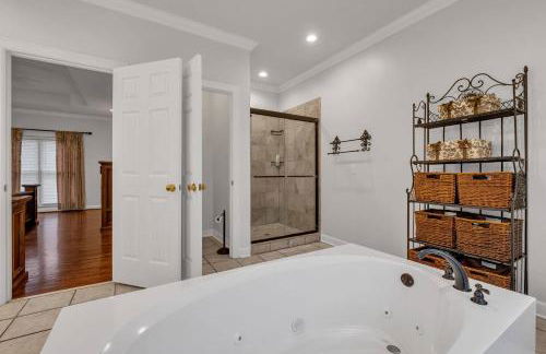 LakeFront | HotTub | Dock | 4BD4.5BA | FreeParking - Foto 12