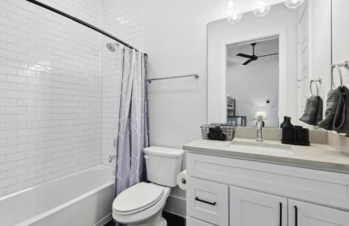 3-BD Luxury Living w Rooftop Garden Views - Photo 25