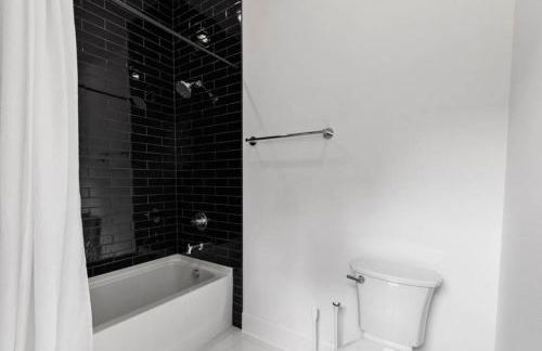 Luxurious 4bd home sleeps 12 minutes to downtown with parking - Foto 41