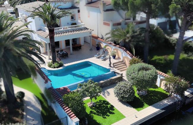 4 bedroom House in Castelló d'Empúries with private pool and garden - Photo 2