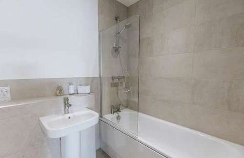 Grade II Mill Townhouse in Leeds with Free Parking which Sleeps 6 - Photo 44