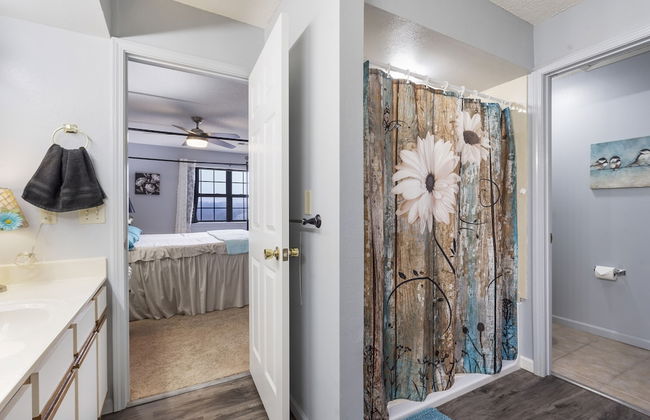 Jim and Roses Cozy Condo 15 Min to Downtown! - Photo 18