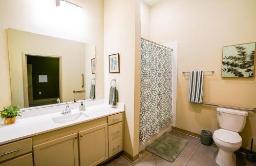 Peridot Suite - NEW 2bdrm 2bath Loft near Mass! - Photo 31