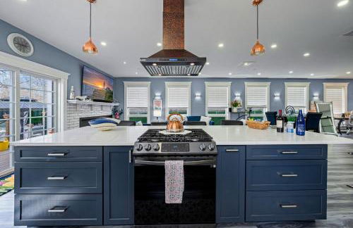 Luxe Coastal Retreat with Hot Tub & Spring Fires - Foto 3