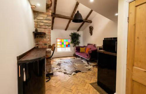 Beamed Village Apartment with Fireplace and Private Terrace, Castle Donington - Photo 7