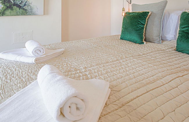 Stunning Townhouse with Large Garden - Photo 12