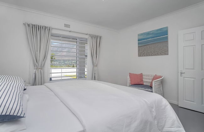 Unwind in Coastal Charm at Villa Santorini - Photo 18