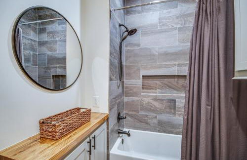 Waterfront Terry Home with 3 Decks and Hot Tub! - Foto 27