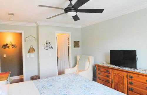 Q4 Professionally decorated upstairs beautiful soothing colors close to back pool - Foto 28