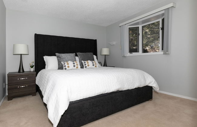 Dream 4-Br 4-Ba Chalet | Private Hot Tub | 2 min to Jasper National Park Gates - Photo 1