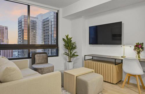 Upscale Downtown Condo Pool Gym & Skyline Views - Foto 29