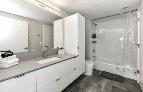 Posh 2BR Retreat Gym, Prkng and Scenic Rooftop - Photo 73