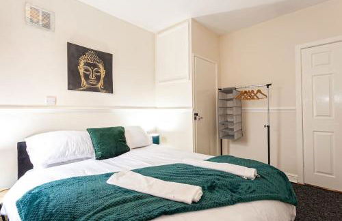 Fabulous Stay - 4 Bedroom House, sleeps 9, ideal for Business and Contractors, Free parking - Foto 19