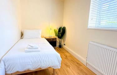 Oasis split level flat in Zone 1 - Photo 4