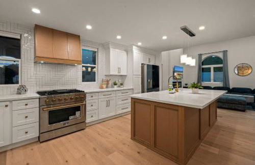 Spacious Modern Home with Rooftop & Private Backyard - Foto 19