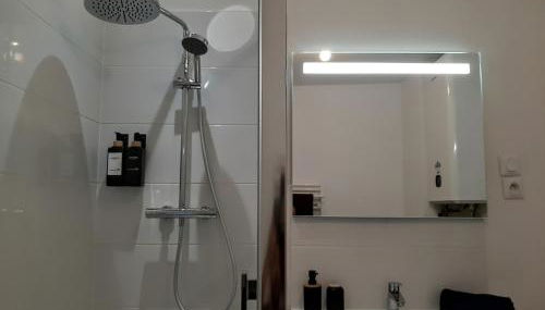 Appartement tout équipé - face à la gare - Wifi rapide - Idéal pro & courts séjours - Foto 5, Shower
