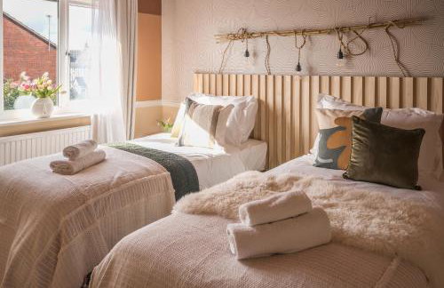 Sleeps 8-10 Cotswold Home with Hot Tub & Parking - Foto 16