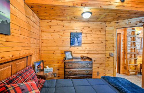 Cozy Manistique Cabin with Deck, Grill and Fire Pit! - Foto 17