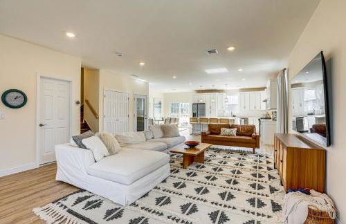 Walk to Keansburg Beach! Family Home with Pool - Foto 7