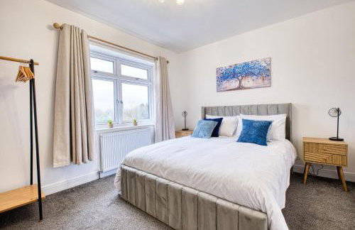 Westhoughton 3 Bedroom House - Free Parking - Photo 9