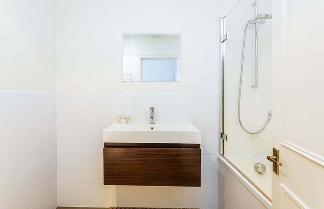 Bright and Spacious Notting Hill Nest - Photo 35