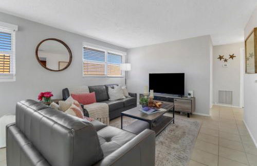 Little Beach House w/ POOL&SPA - 5 minutes to Vanderbilt Beach (Pet Friendly) - Photo 20