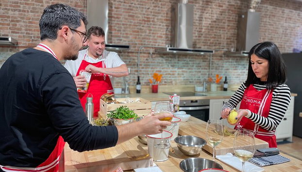 Clase de cocina vasca inmersiva para grupos pequeños en Bilbao con barra libre - Foto 5