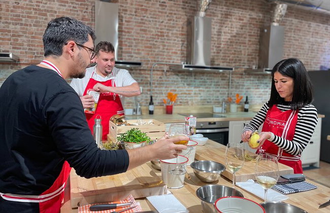 Clase de cocina vasca inmersiva para grupos pequeños en Bilbao con barra libre - Foto 5
