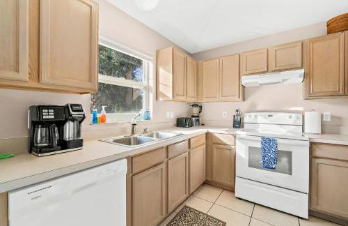 Sunset Serenity - 3BR Beach Townhome with outdoor patio - NEW HOT TUB, Steps to Ocean Fun! - Foto 25