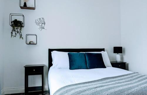 Sterling Stylish 2 bedroom Central Modern Apartment - Photo 9