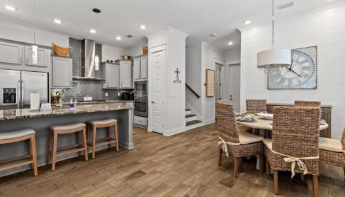 24 York Lane | Edgewater Escape - Foto 1