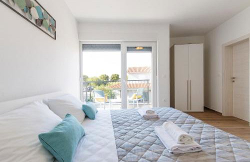 Modern 3-bedroom villa with a private pool - Photo 13