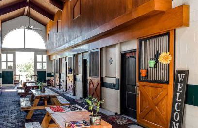 Stay in a Converted Horse Stall Suite with Private Bath, Breakfast & Farm Views Near Old Hickory Lake - Foto 2
