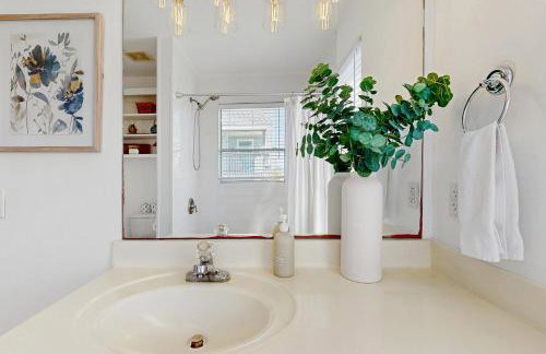 Salty Tides & Sunset Vibes - Foto 17