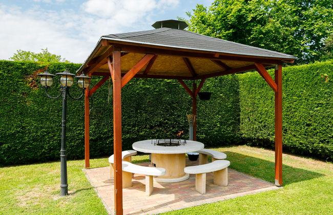 4 bedroom House in Balatonszárszó with private pool and garden - Photo 40